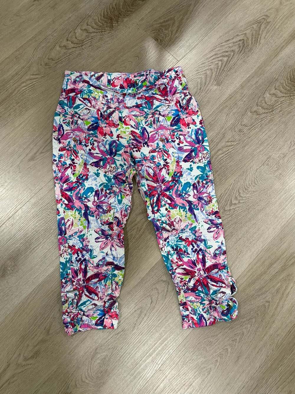 Attyre New York Multi-Color Floral Print Capris Size 6